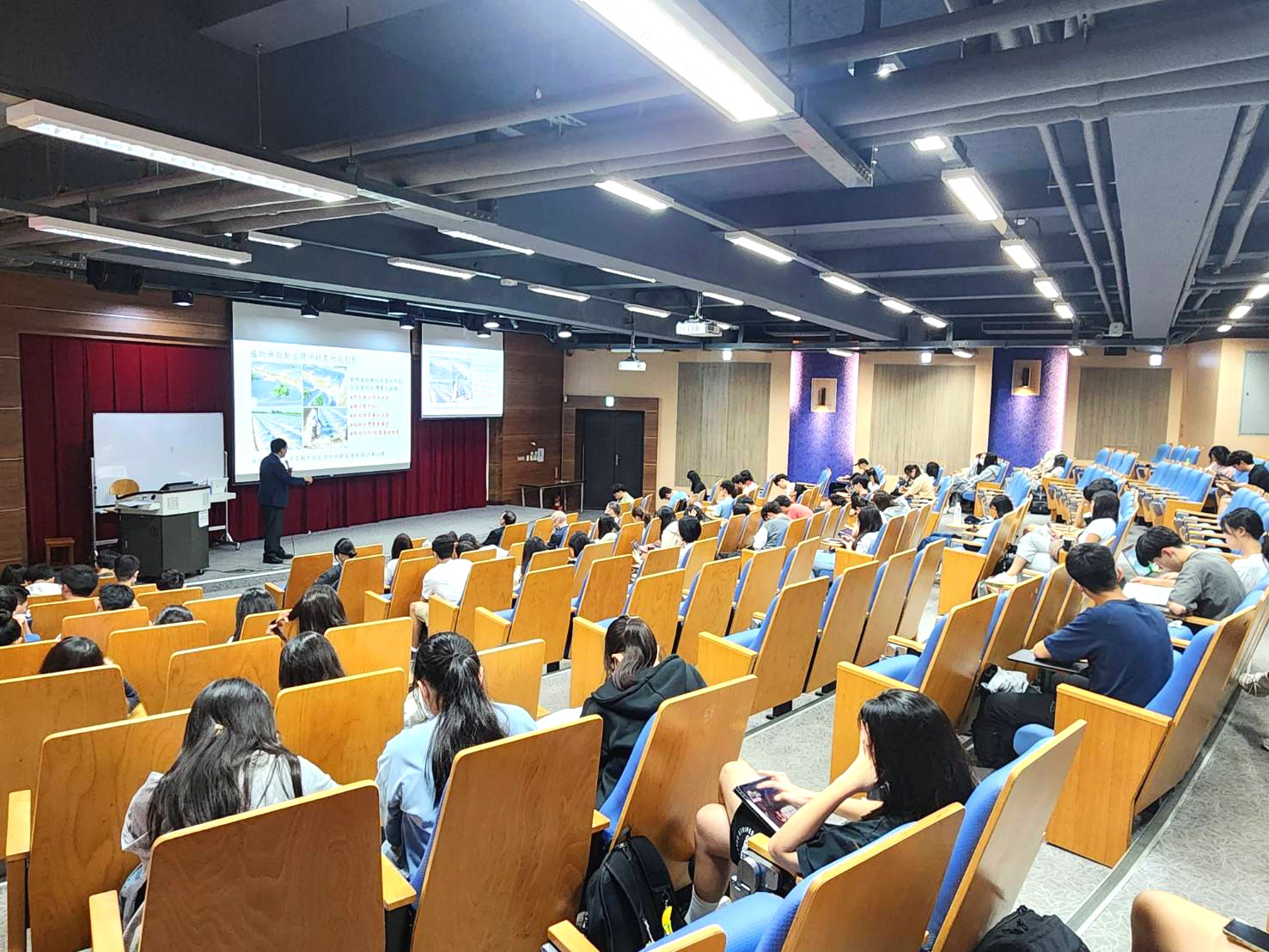 Lecture Scene Photo 8